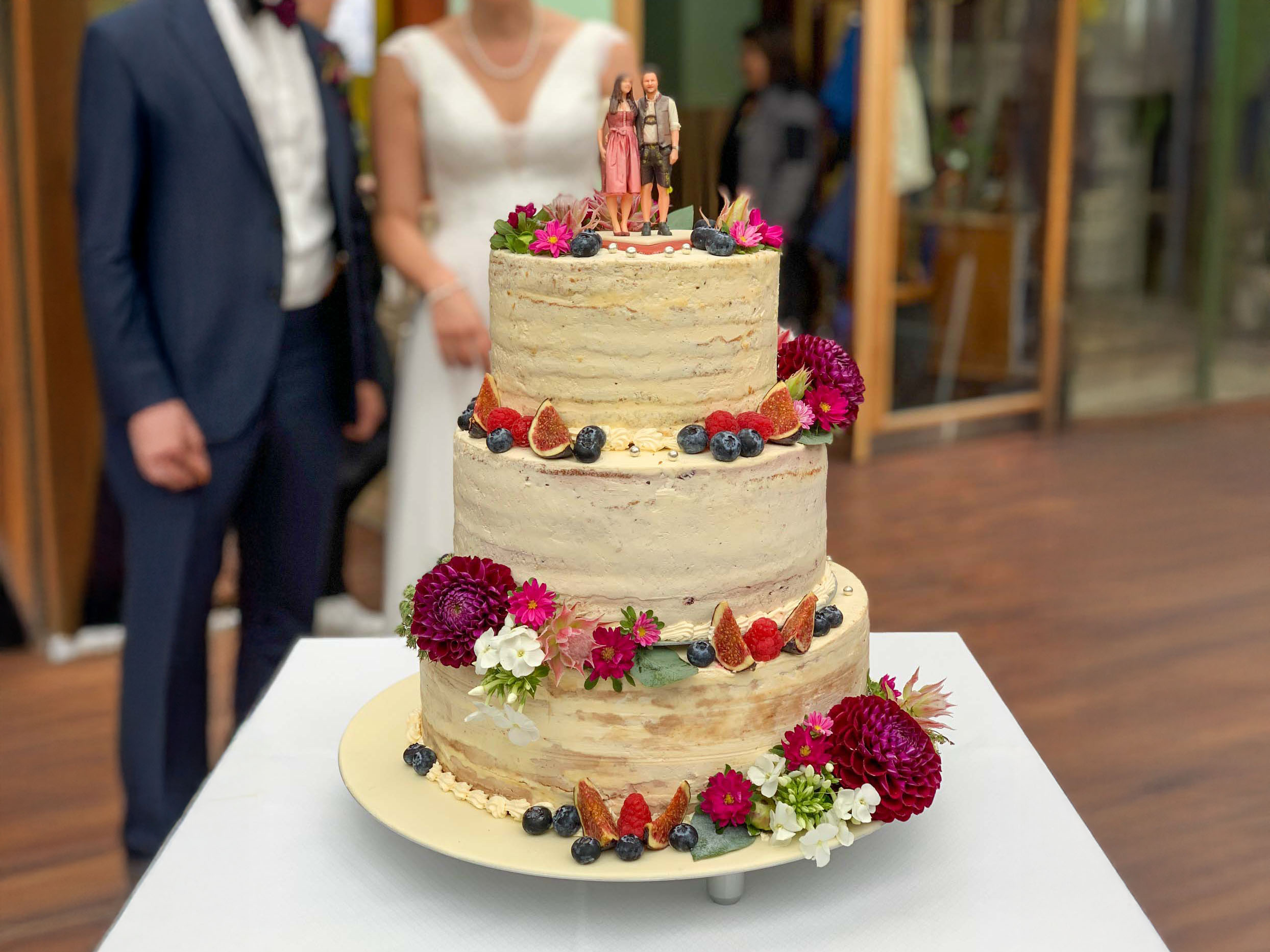 Hochzeitstorte verziert mit allerlei Beeren