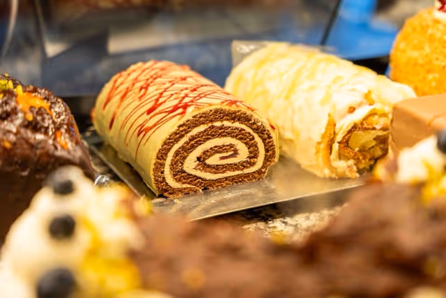 Gerollter Kuchen in Auslage