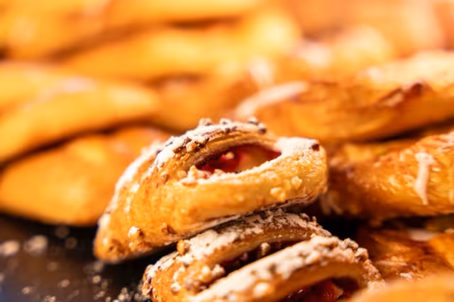 Plunderteile gestapelt in Auslage